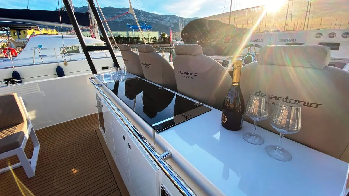Alquiler de barco en la marina de denia - De Antonio Yachts D42 image 7