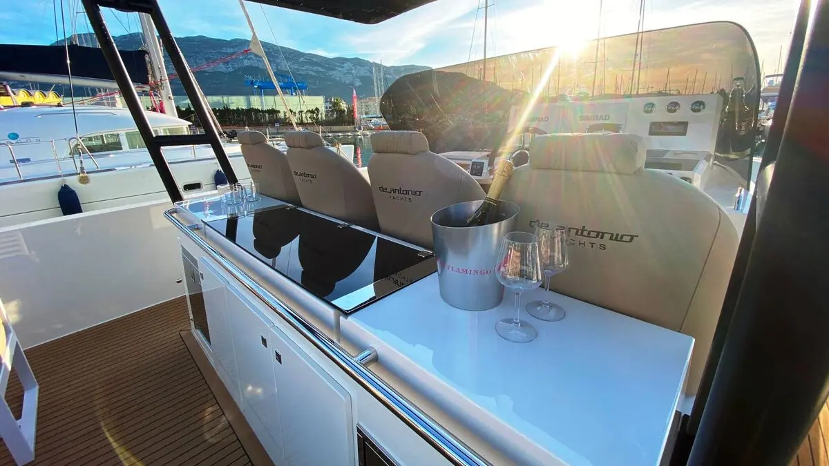 Alquiler de barco en la marina de denia - De Antonio Yachts D42 image 9