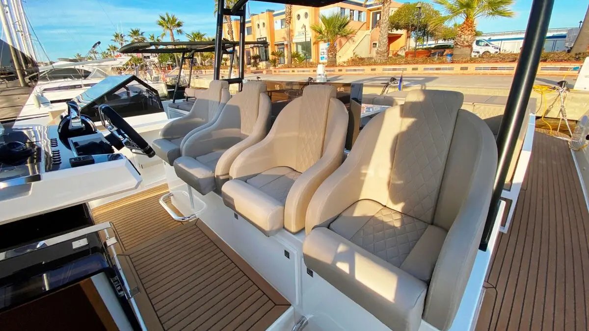 Alquiler de barco en la marina de denia - De Antonio Yachts D42 image 2