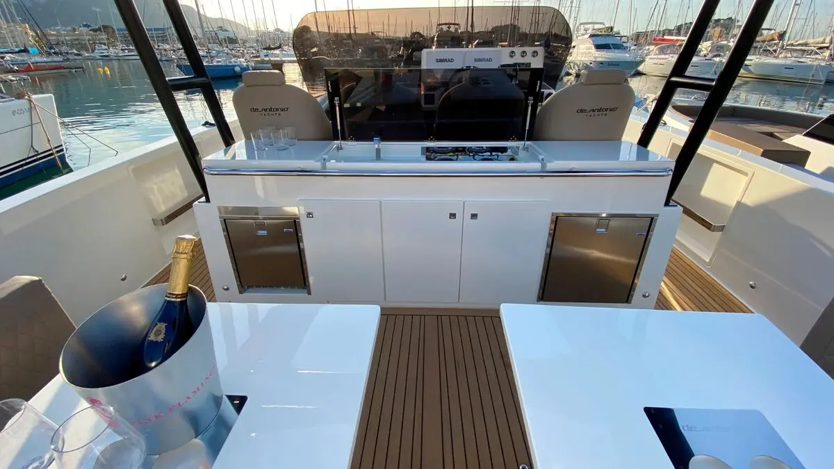 Alquiler de barco en la marina de denia - De Antonio Yachts D42 image 6