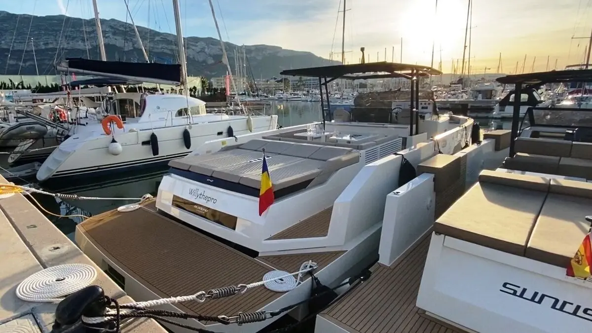 Alquiler de barco en la marina de denia - De Antonio Yachts D42 image 10