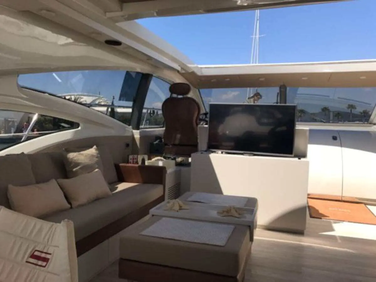 Alquiler de barco en la marina de denia - Azimut 68s image 8