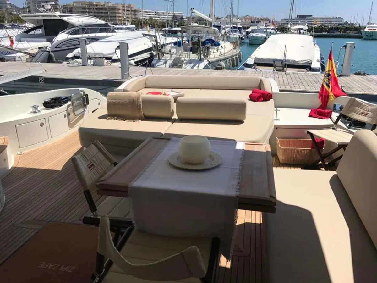 Alquiler de barco en la marina de denia - Azimut 68s image 10