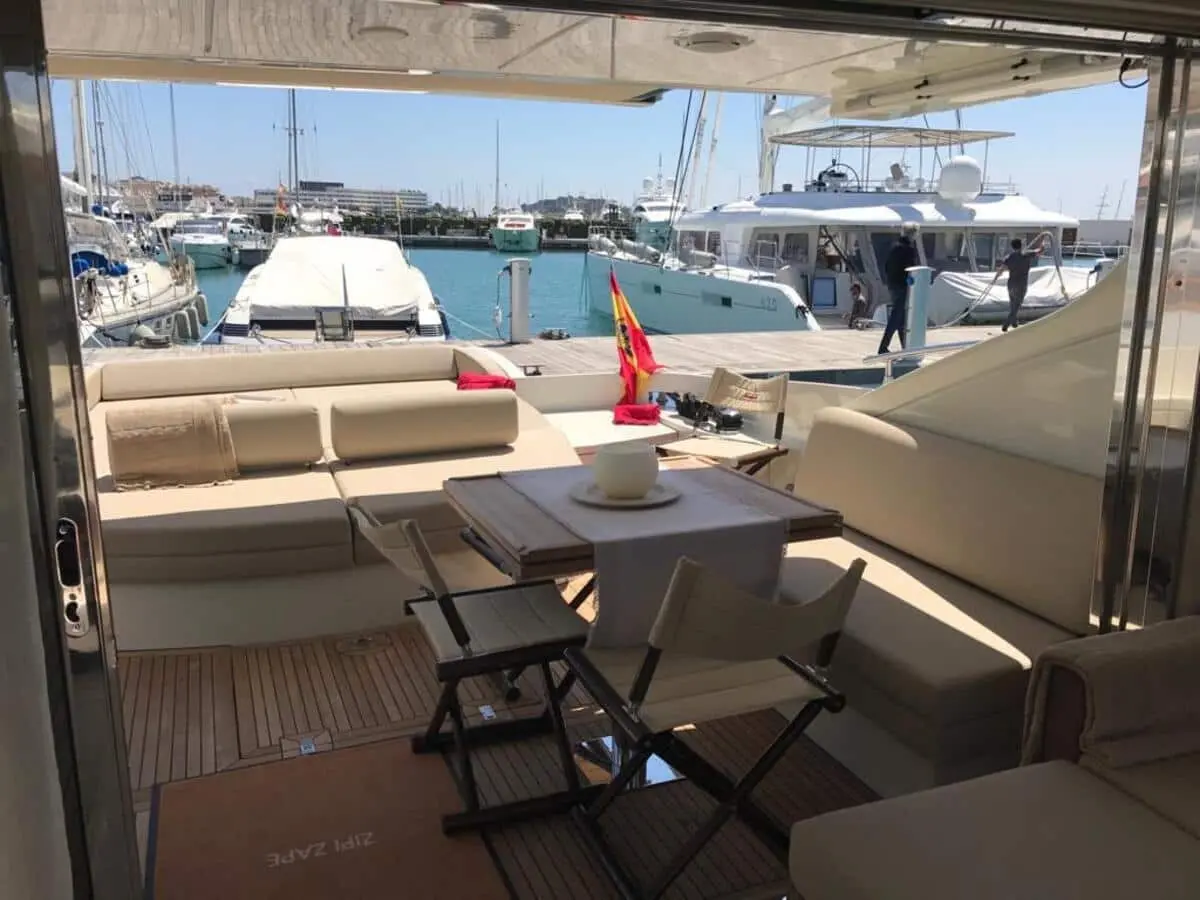 Alquiler de barco en la marina de denia - Azimut 68s image 11