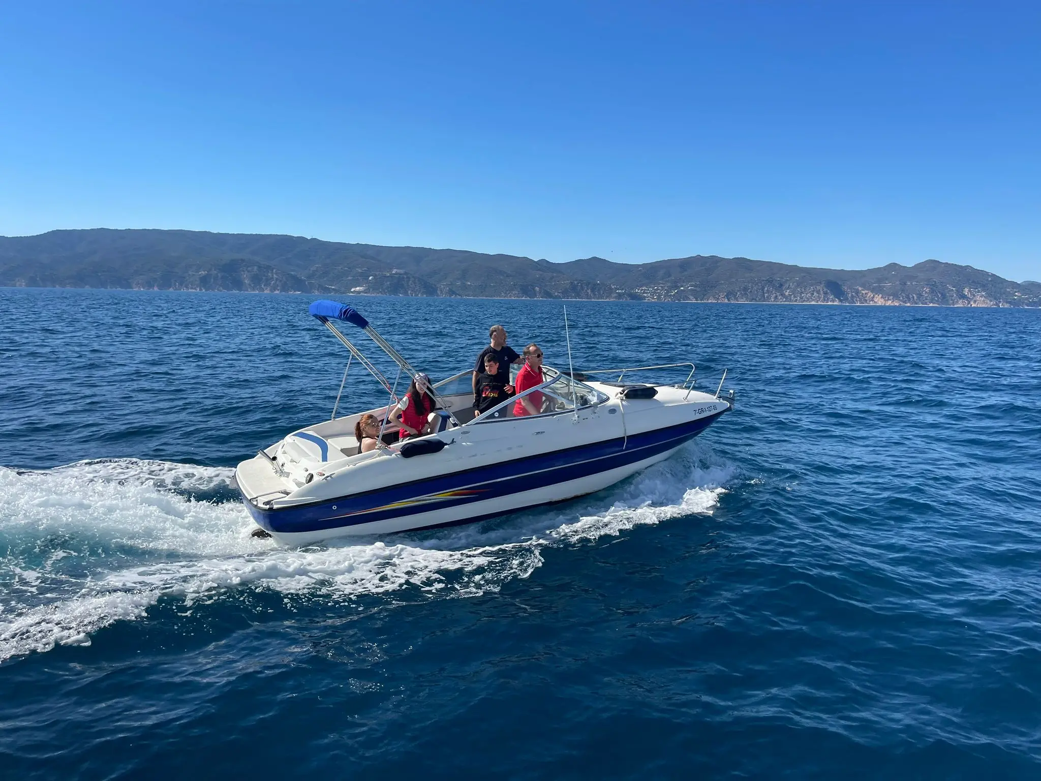 Alquiler de barco en Lancha de 220CV para disfrutar las calas de la Costa Brava - Bayliner 212 Cuddy image 10