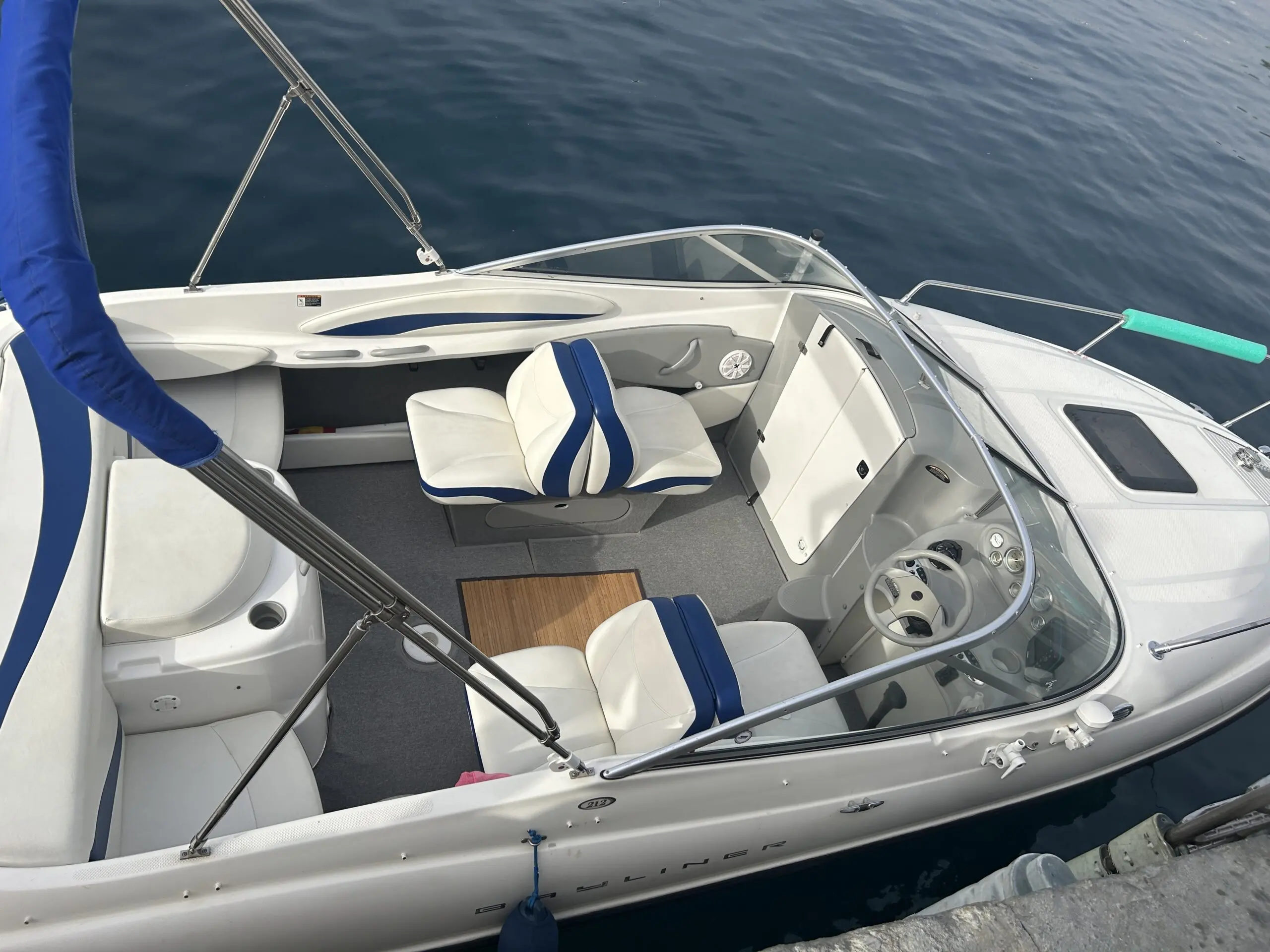Alquiler de barco en Lancha de 220CV para disfrutar las calas de la Costa Brava - Bayliner 212 Cuddy image 2