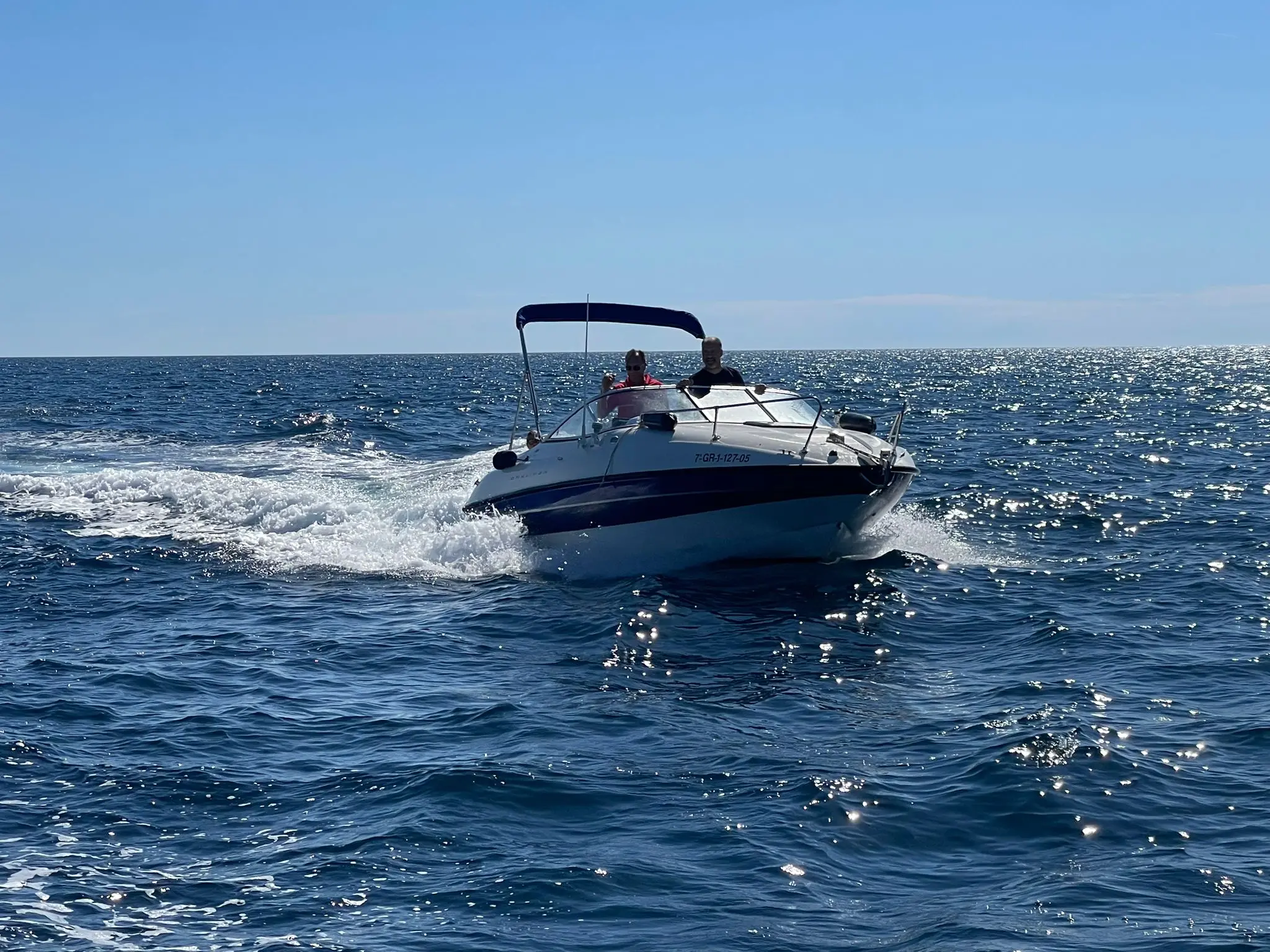 Alquiler de barco en Lancha de 220CV para disfrutar las calas de la Costa Brava - Bayliner 212 Cuddy image 9