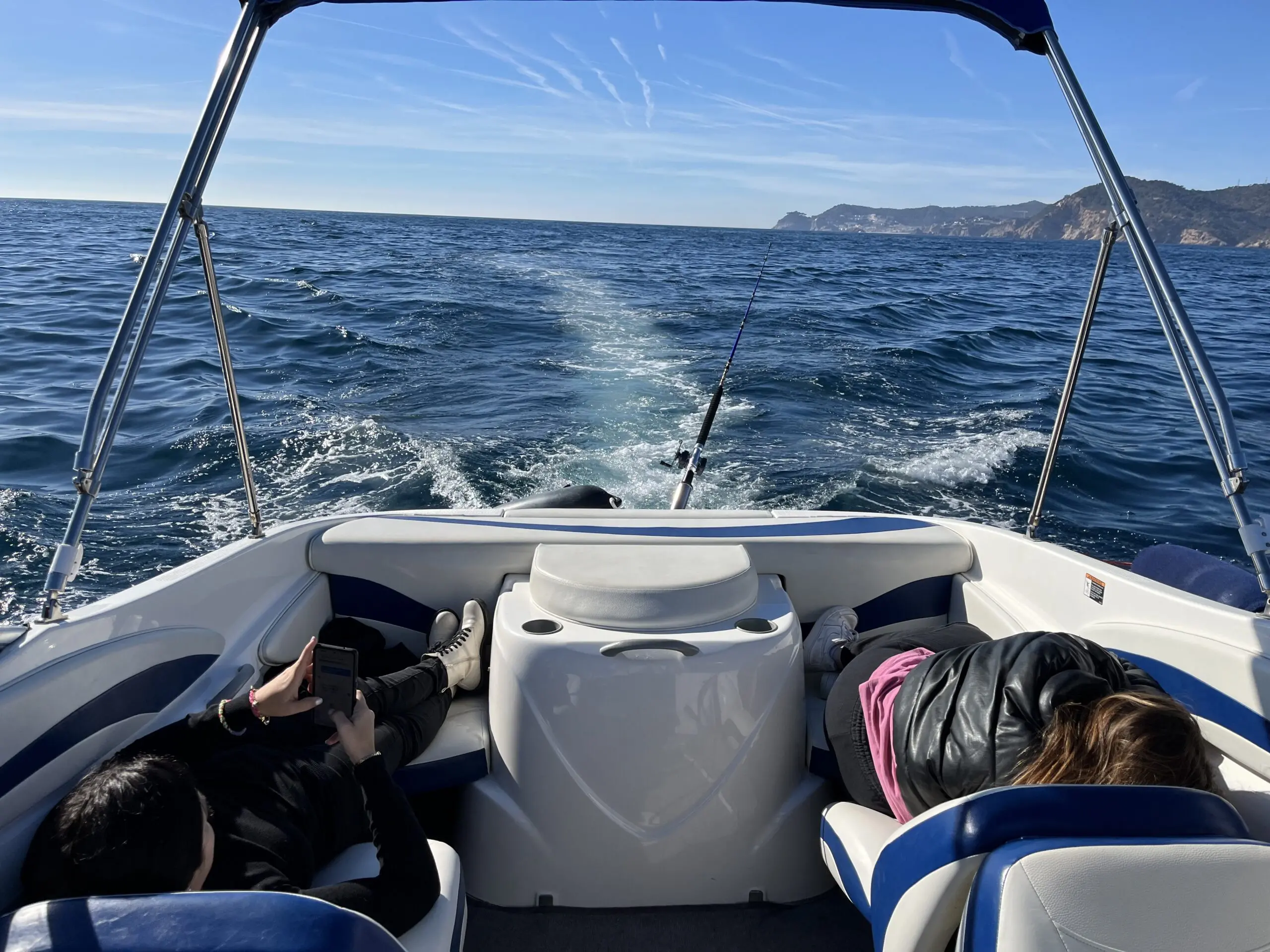 Alquiler de barco en Lancha de 220CV para disfrutar las calas de la Costa Brava - Bayliner 212 Cuddy image 6