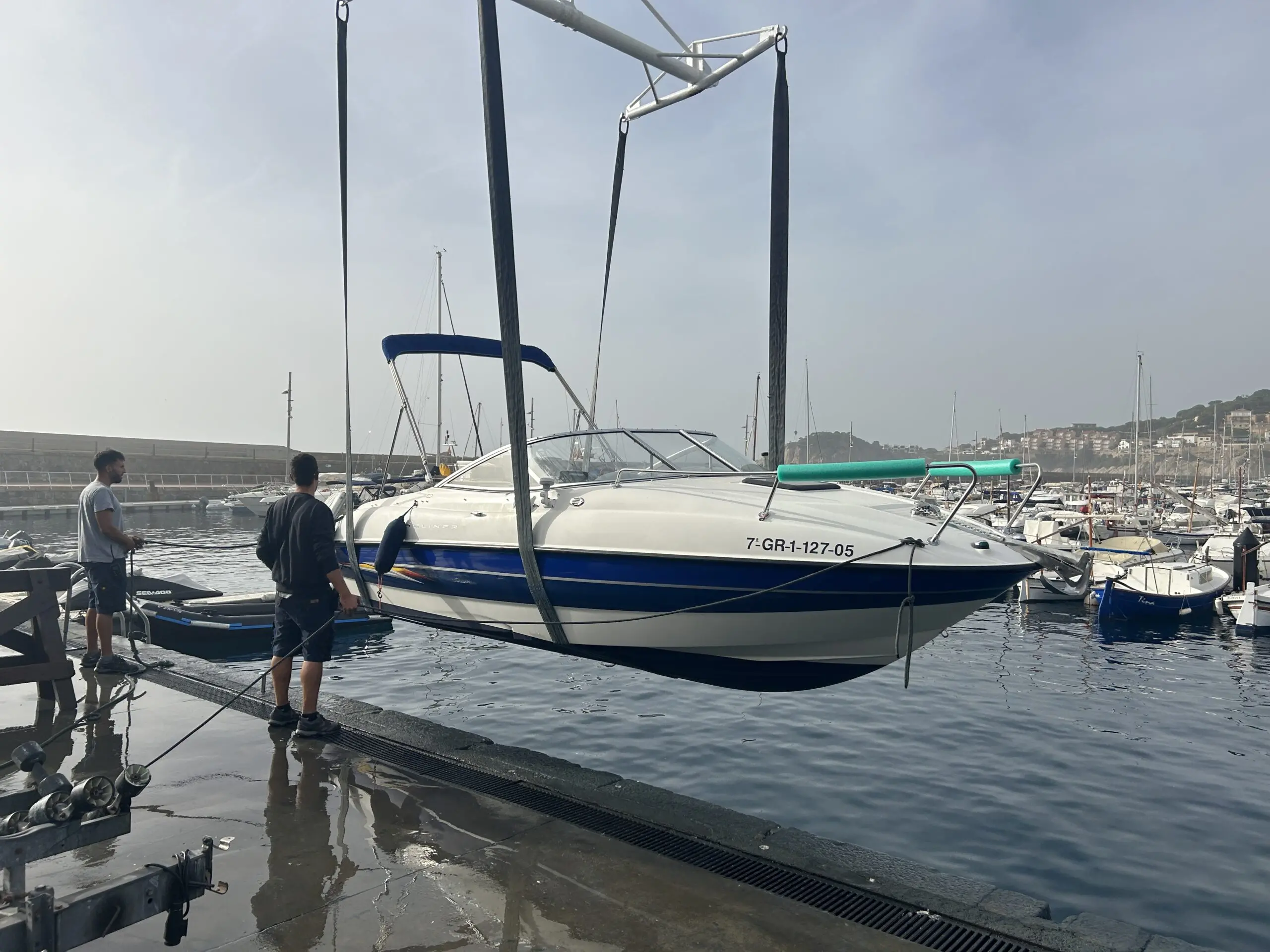 Alquiler de barco en Lancha de 220CV para disfrutar las calas de la Costa Brava - Bayliner 212 Cuddy image 3
