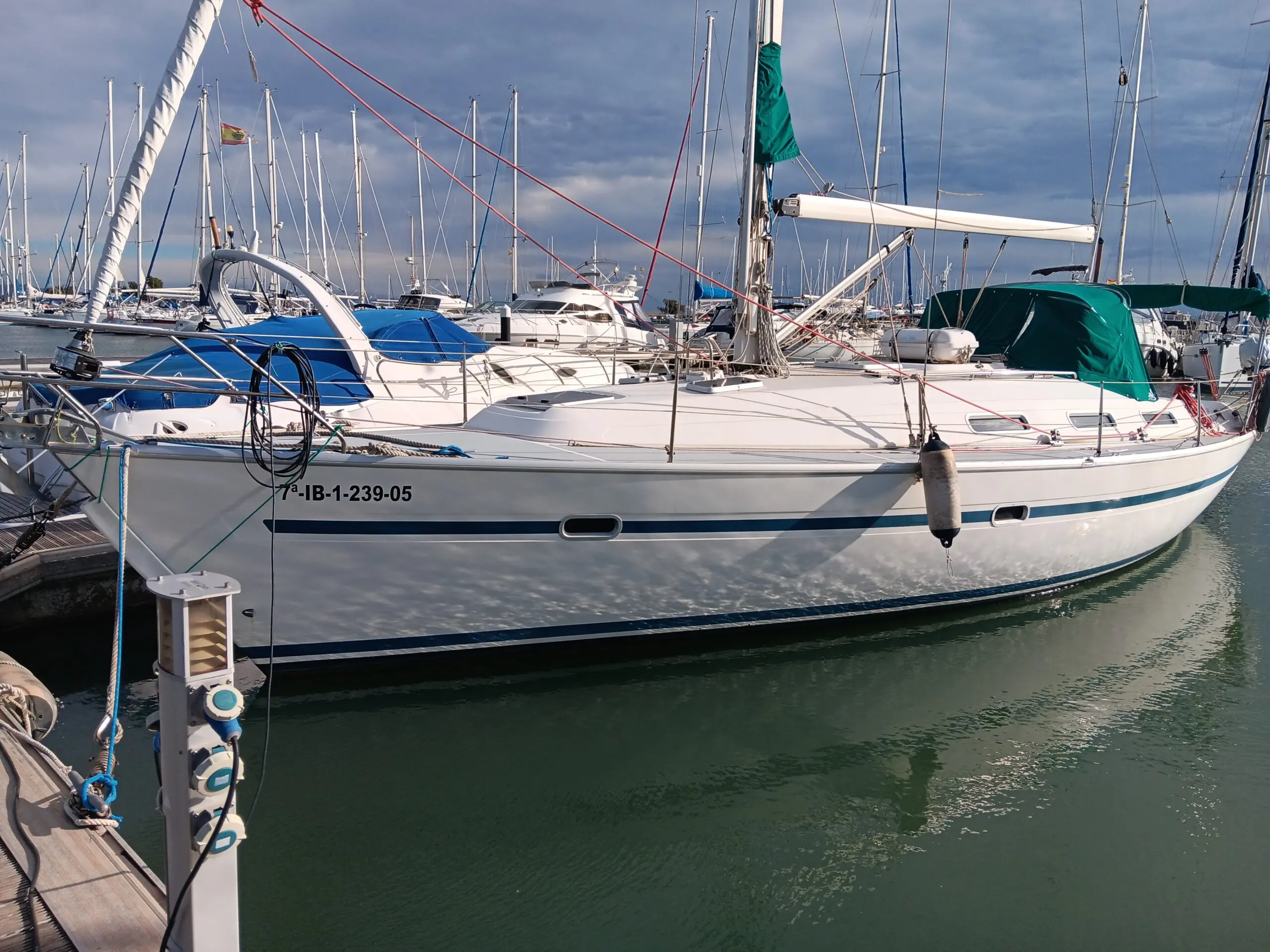 Alquiler de barco en Velero de 12 mts. con patrón para travesías de uno o varios días por costa peninsular o Baleares - Bavaria 38 Holiday image 6