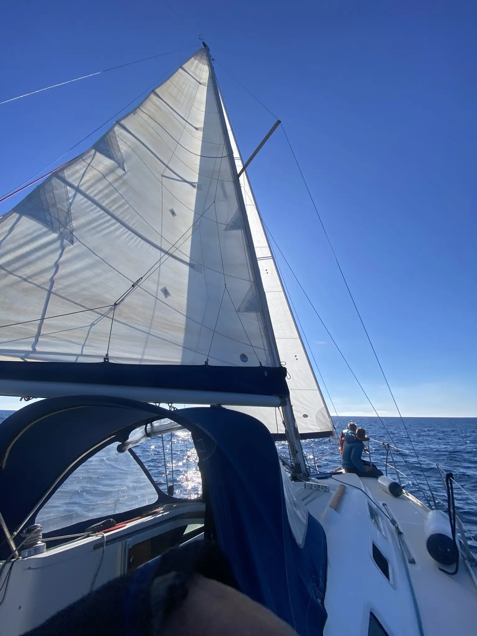 Alquiler de barco en Aventúrate a navegar a vela en Almuñecar - Beneteau Oceanis 323 image 4