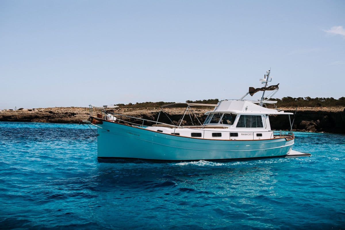 Disfruta Menorca a bordo del Victoria
