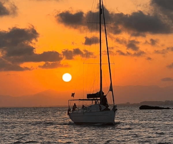 Disfruta de una excursión en velero privado a la Isla de Tabarca image 3