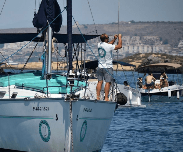 Disfruta de una excursión en velero privado a la Isla de Tabarca image 5
