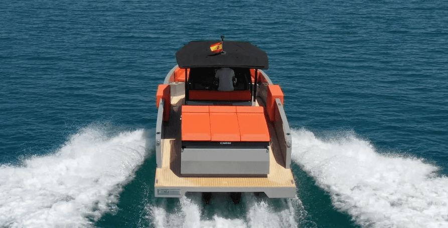 De Antonio D28 en Ibiza – Little Moana | Charter Premium con Capitán image 3
