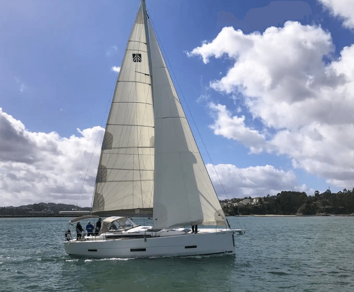 Salida en velero por la costa gallega image 1