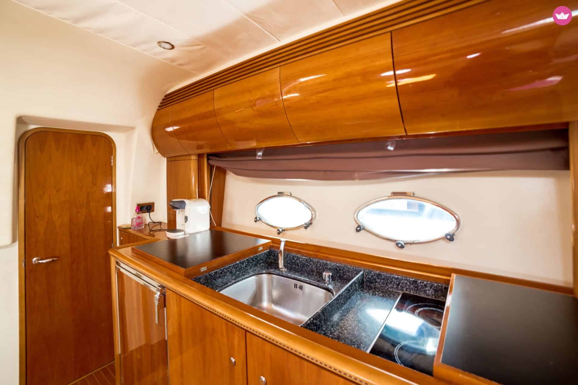 Disfruta de las calas de Menorca a bordo de un Princess Yacht image 8
