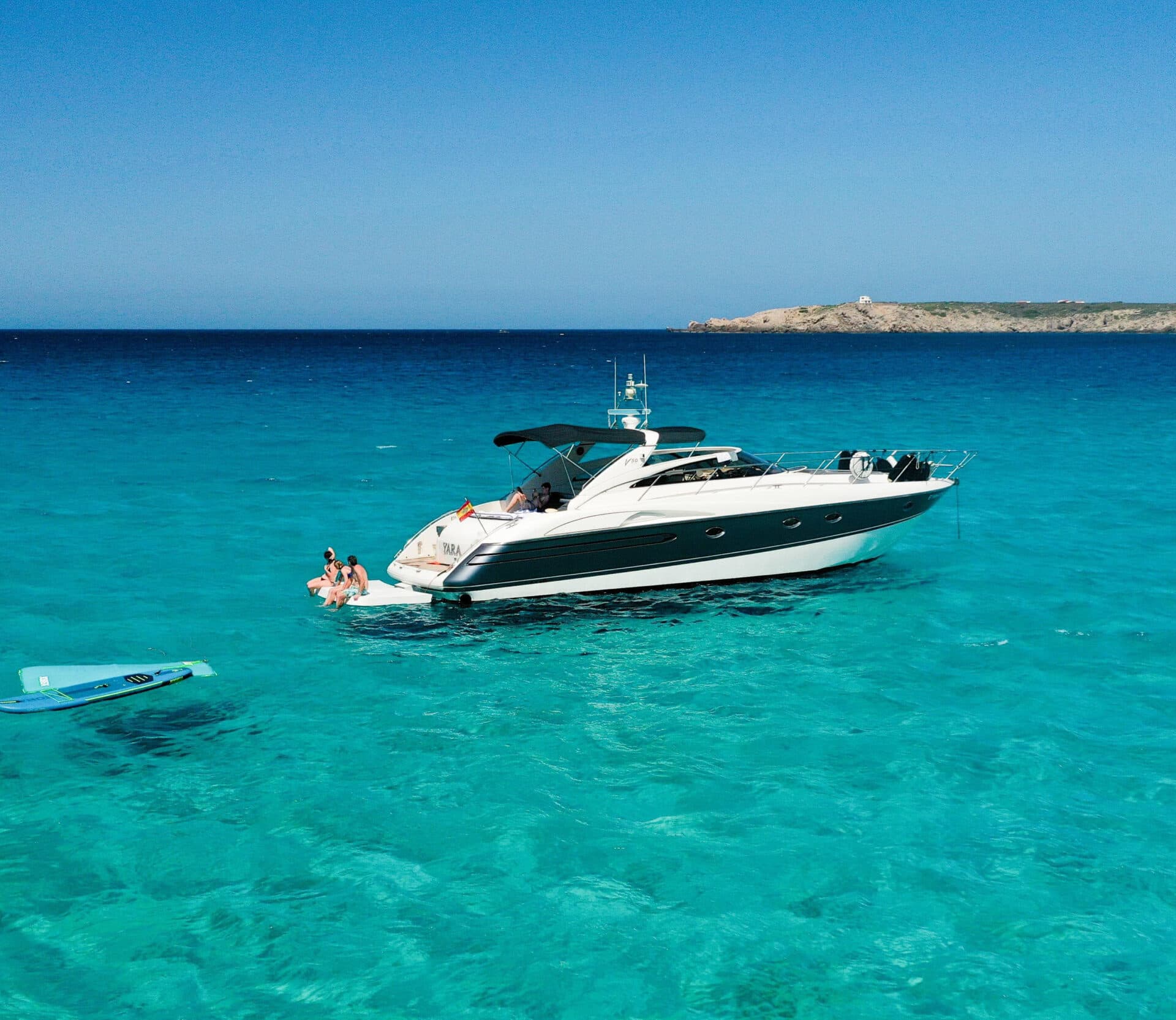 Disfruta de las calas de Menorca a bordo de un Princess Yacht image 1