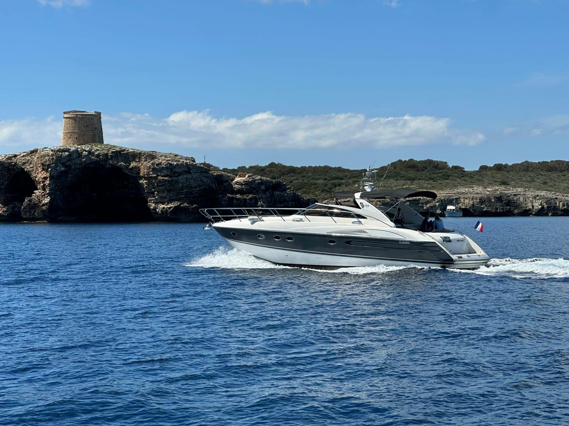 Disfruta de las calas de Menorca a bordo de un Princess Yacht image 3