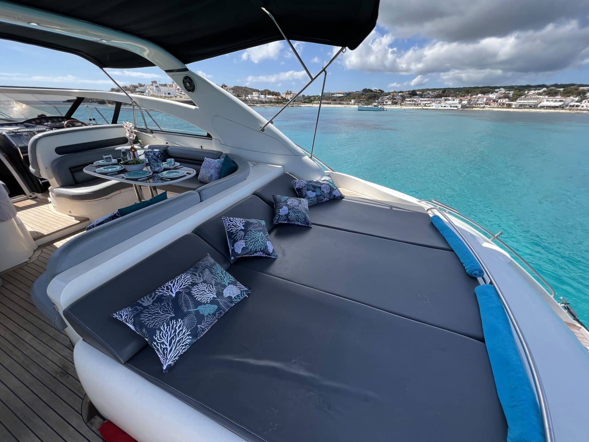 Disfruta de las calas de Menorca a bordo de un Princess Yacht image 2