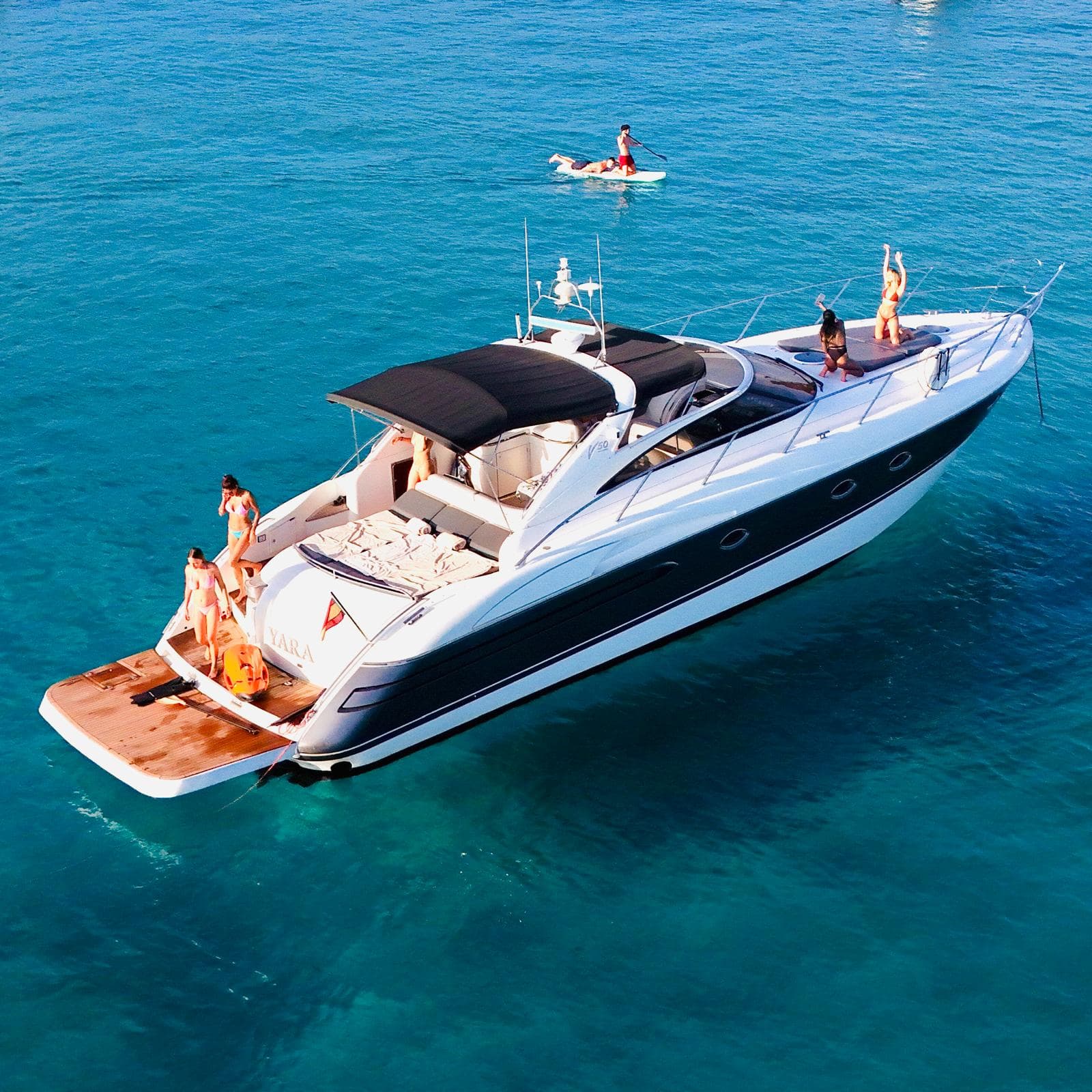 Disfruta de las calas de Menorca a bordo de un Princess Yacht image 6