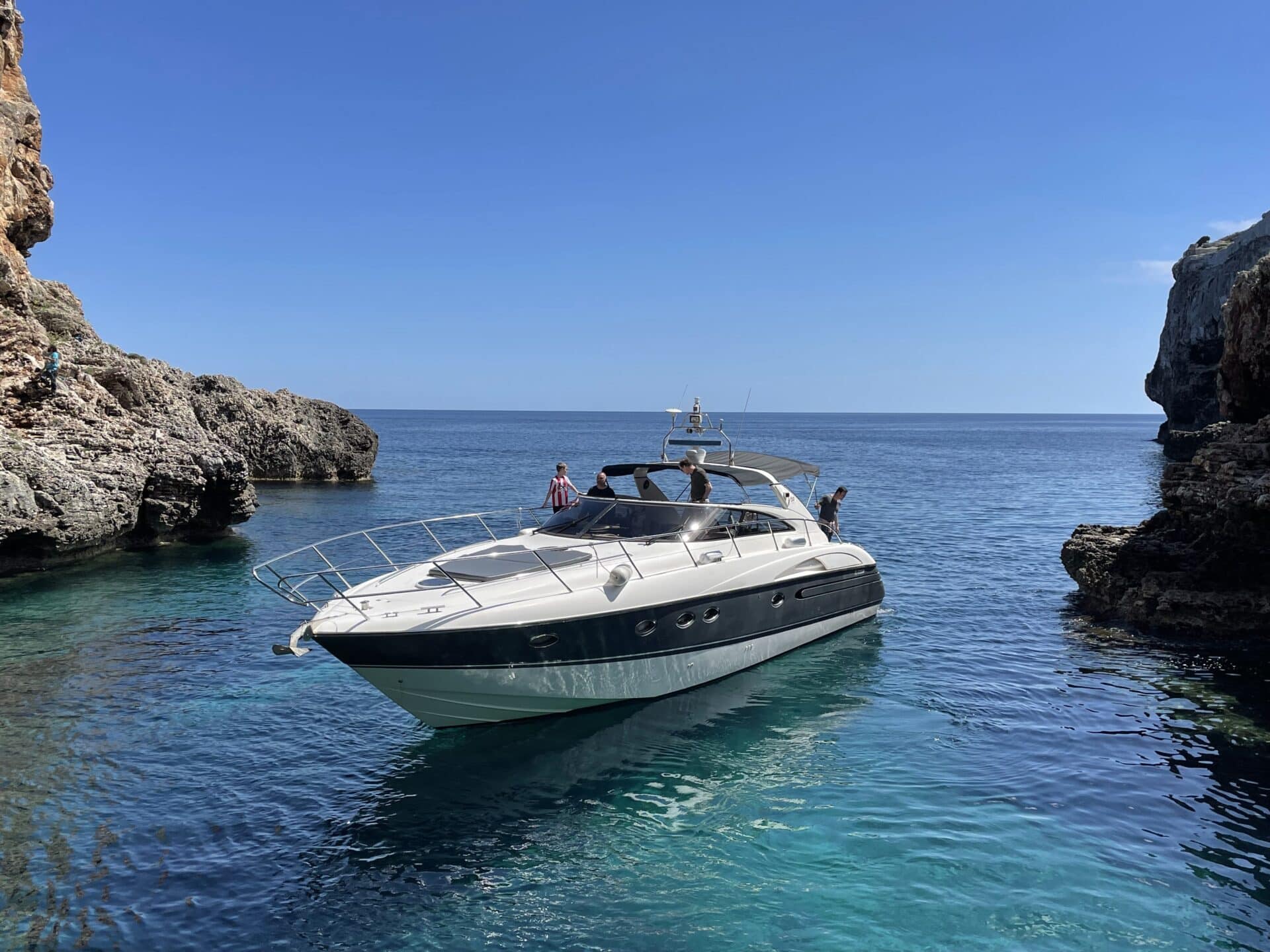 Disfruta de las calas de Menorca a bordo de un Princess Yacht image 5