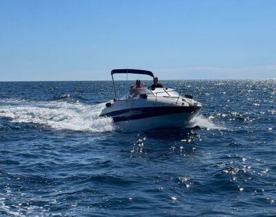 Lancha de 220CV para disfrutar las calas de la Costa Brava
